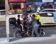 Trafik Polisinden Yürek Isitan Görüntüler