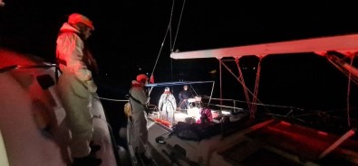 Yelkenli Teknede 92 Düzensiz Göçmen Ve 3 Göçmen Kaçakçisi Yakalandi