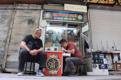 35 Yildir 1 Metrekarelik Dükkandan Ekmegini Çikariyor