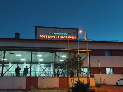 Göle'deki Depremde Binadan Basina Tugla Düsen Bir Kisi Yaralandi