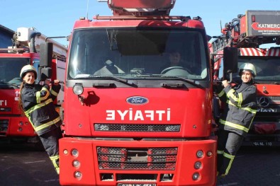 Ojeli Elleri Ile Alevlere Su Sikiyorlar