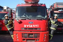 Ojeli Elleri Ile Alevlere Su Sikiyorlar