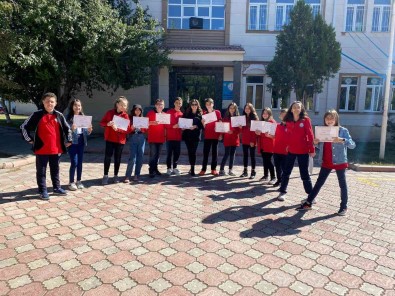 Türkçe Isim Kullanan Isyerlerini Tek Tek Gezerek, Tesekkür Belgesi Verdiler