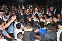 Çilgin Sanatçi Hayranlarin Içine Daldi Ezilmekten Son Anda Kurtuldu