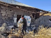 Depremde Evleri Yikilan Vatandaslar Çadirlara Yerlesiyor