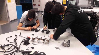 Mercedes-Benz Laboratuvarlarinda 2 Bin 416 Ögrenci Egitim Aldi