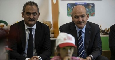 İçişleri Bakanı Soylu ve Milli Eğitim Bakanı Özer, 'Yayalara Öncelik Duruşu, Hayata Saygı Duruşu' programına katıldı