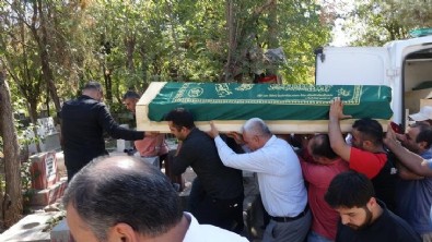 Otomobilinde boğazı kesilerek öldürülmüştü, toprağa verildi
