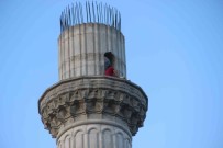 Bunalima Girip Minareye Çikti, Polisler Ikna Edince Asagi Indi