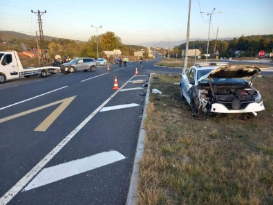 Ciple Çarpisan Polis Aracindaki 2 Memur Yaralandi