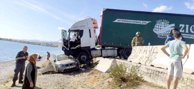 Lastigi Patlayan Tir Önünde Sürükledigi Otomobil Ile Sahile Uçtu