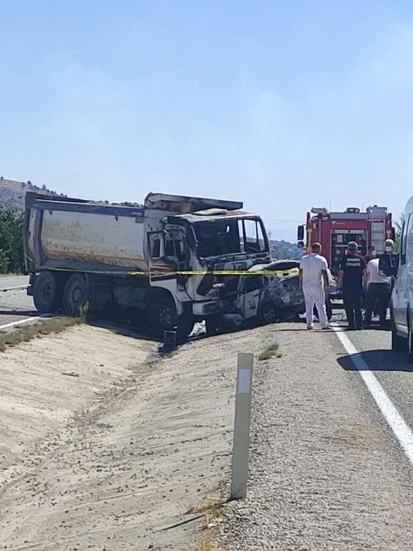 Kamyonla çarpışan çalıntı otomobil alev aldı; sürücü öldü