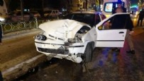 Bursa'da bir otomobil belediye otobüsüne arkadan çarptı: 2 yaralı