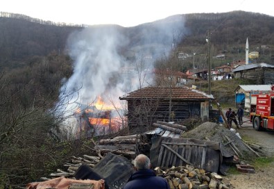 Ahsap Evde Yangin Çikti, 3 Kisinin Yasadigi Ev Kül Oldu