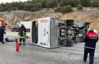 Denizli'de servis aracı devrildi: 2 ölü