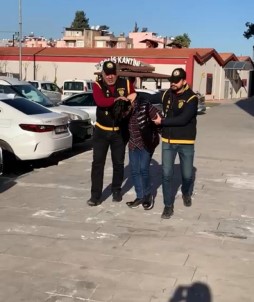 Internette 'Escinsel Arkadaslik' Sitesinden Tanistigi Sahsi Biçaklayip 500 Euro'sunu Gasp Etti