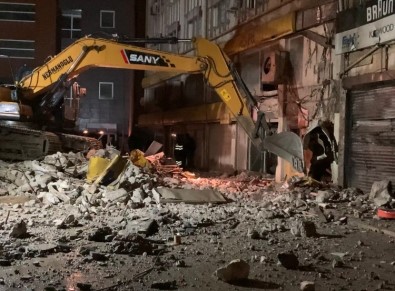 Izmir'de Çöken Eski Il Emniyet Müdürlügü Binasinin Enkazi Temizleniyor