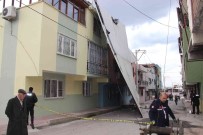 Manisa'da Siddetli Rüzgar Çatiyi Uçurdu