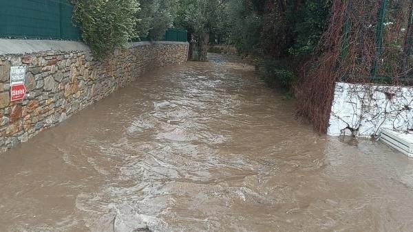 Bodrum'da sağanak: Cadde ve sokaklar göle döndü!