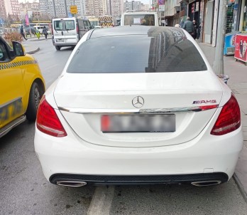 Bahçelievler'de Vinçle Kuzu Indirerek Çakarli Otomobiline Bindiren Sahsa Para Cezasi Yagdi