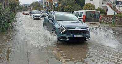 Bodrum'da sağanak: Cadde ve sokaklar göle döndü!