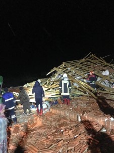 Çatisi Çöken Ahirda 30'A Yakin Küçükbas Hayvan Telef Oldu