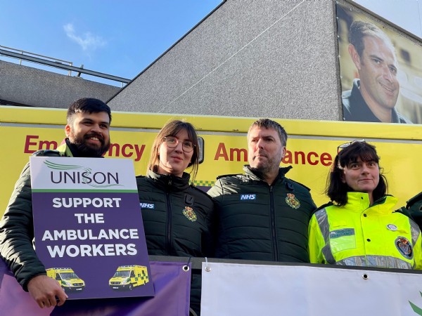 İngiltere ve Galler'de binlerce ambulans çalışanı ikinci kez greve gitti