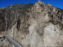 Gümüshane-Kürtün Karayolunda Yamaçlarda Bulunan Kayalar Faciaya Davetiye Çikariyor