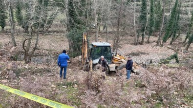 Rüyasinin Pesinden Köyüne 2 Bin Km Yol Geldi, Define Aramak Için Kaziya Basladi