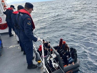 Ayvacik Açiklarinda Yunan Unsurlarinca Ölüme Terk Edilen 12 Kaçak Göçmen Kurtarildi