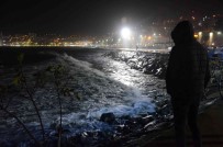 Karadeniz'de Dalgalar Korkuttu Açiklamasi Iskeleye Giris Kisitlandi