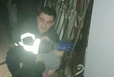 Pencerenin Demirine Sikisan Çocugu Itfaiye Kurtardi