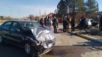 Sivas'ta Iki Otomobil Çarpisti Açiklamasi 4 Yarali