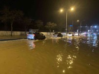 Sivas'ta Patlayan Su Sorusu Caddeyi Göle Çevirdi, Araçlar Suya Gömüldü