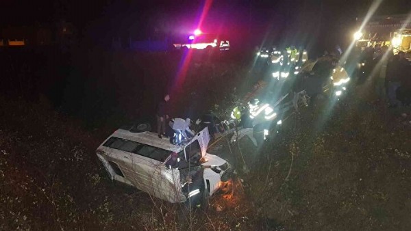 Kontrolden çıkan minibüs su kanalına devrildi: Dört kişi yaralandı