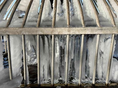 Erzurum'da Soguk Hava Sadirvanlari Buz Tutturdu