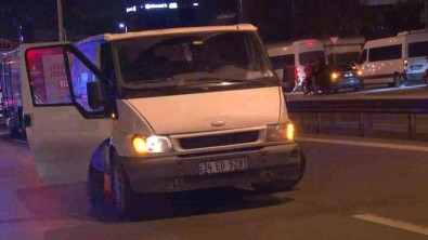 Maltepe'de Otomobil Minibüse Arkadan Çarpti Açiklamasi 4 Yarali