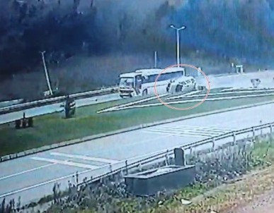 Test Sürüsüne Çikan Otobüs Ile Hafif Ticari Araç Çarpisti Açiklamasi 1 Ölü, 1 Yarali