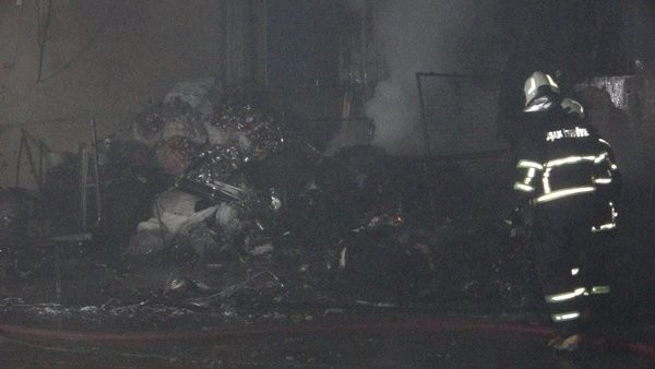 Geri dönüşüm fabrikasında yangın: Alevler geceyi aydınlattı