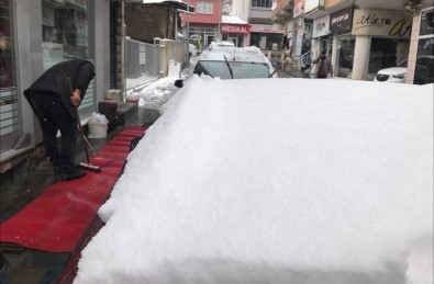 Bayburtlu Esnaf Kar Yagisi Altinda Paspas Yikayarak Araç Temizligi Yapti