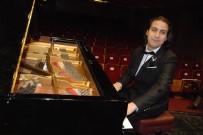 Görme Engelli Piyanist Sahnede