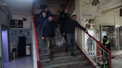 Yari Çiplak Halde Ölü Bulundu