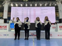 Ev Sahibi Oldu, Gözyaslarini Tutamadi