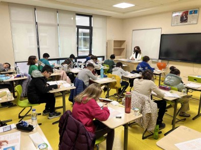 Tüm Türkiye'de 105 Bin Ögrenci Okula Kabul Sinavi'na Katildi