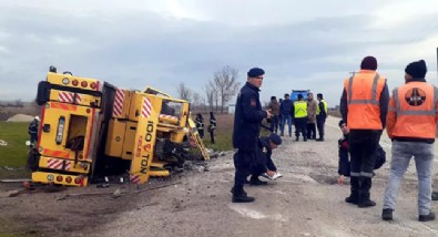 Tekirdağ'da vinçli kamyon devrildi; 1 ölü, 1 yaralı