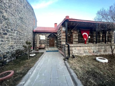 Kars'ta Kalem Kitap Kahve Evi Ögrencilere Hizmet Veriyor