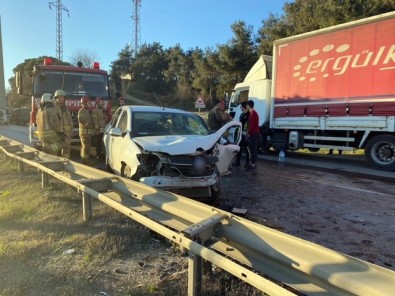 Kemerburgaz'da 2 Araç Kafa Kafaya Çarpisti Açiklamasi 2 Yarali