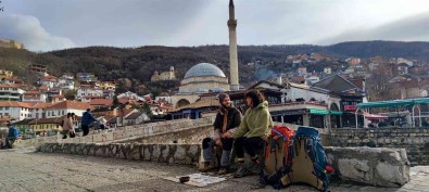 Türk Çift, El Isi Bileklik Satarak 25 Günde 3 Ülke Gezdi