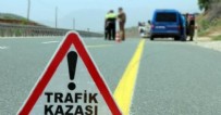 Adana'da korkunç kaza! Otomobil yolun karşısına geçmek isteyen yayalara çarptı! 1 ölü