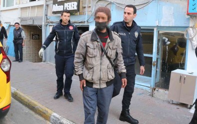 Barinmak Için Girdigi Depoda Mahsur Kaldi, Itfaiye Tarafindan Kurtarildi